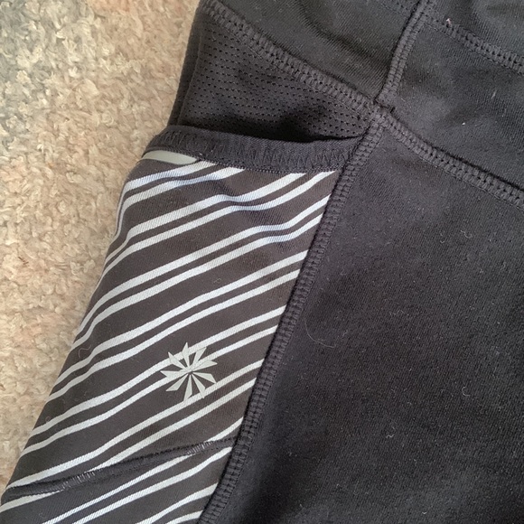 ATHLETA cropped capri leggings with black and white pattern and pockets sporty - Picture 4 of 9